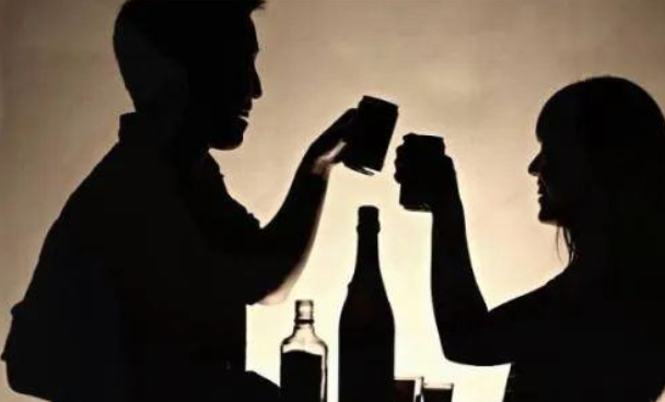 醉酒后强行与他人发生性关系，如何定罪?